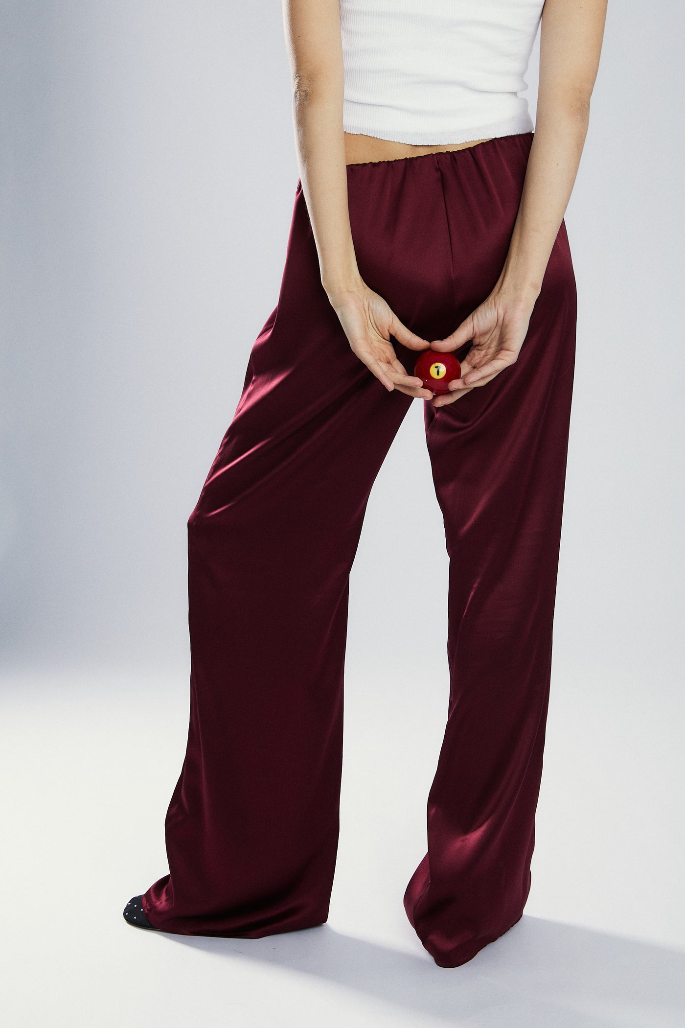 girl wearing roma silk pants in wine